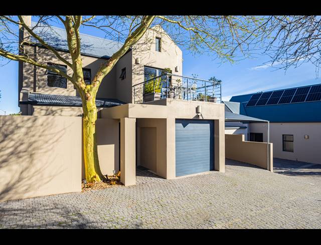 2 BEDROOM FREEHOLD TO LET IN KENRIDGE